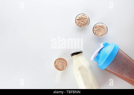 Botella con el batido de proteínas sobre fondo blanco Fotografía de stock -  Alamy