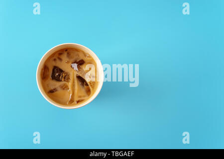 Vista superior del café helado en copa de bambú
