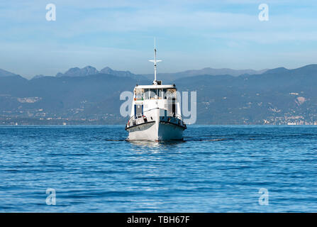 Ferry en el Lago de Garda (Lago di Garda) en frente del puerto de Lazise, pequeña ciudad en Véneto, Italia, Europa Foto de stock
