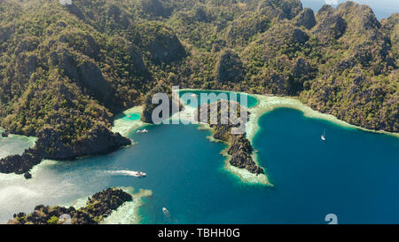Antena drone lagunas y calas con agua azul entre las rocas. laguna, montañas cubiertas de bosques. Seascape, paisaje tropical. Busuanga, Palawan, Filipinas Foto de stock