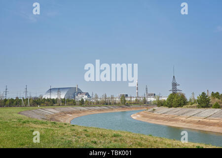 Los reactores nucleares de la central nuclear de Chernobyl, junto al río Pripyat, 4º reactor (despiece) con el sarcófago de la izquierda, el tercer reactor en el derecho, la zona de exclusión Foto de stock