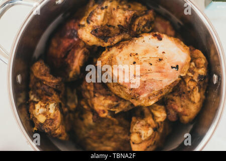 Pollo asado en una cacerola. Pollo con una corteza dorada del horno están en el plato.