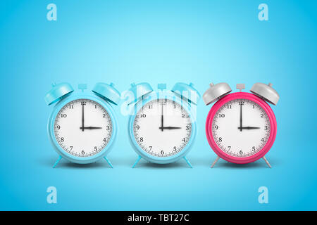 Representación 3D de tres retro relojes de alarma, una rosa azul, y las otras dos, de pie en la fila en la luz azul de fondo degradado. Foto de stock