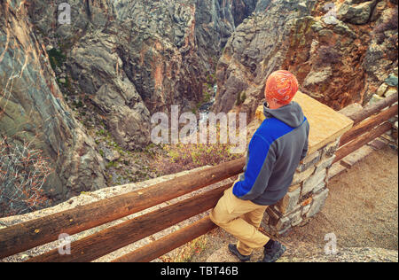 Turista sobre los acantilados de granito de la barranca negra del Gunnison, Colorado, EE.UU.
