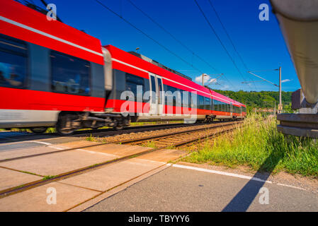 Unidades de tren a alta velocidad, pasado el cruce ferroviario Foto de stock