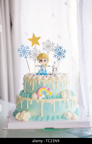 Decoración de cumpleaños con tema de niña con tema lindo. Estrellas,  paraguas, lluvia de corazones en colores pastel. La decoración era preciosa  para una fiesta de cumpleaños Fotografía de stock - Alamy