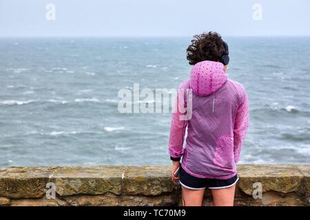 Mujer haciendo deporte mirando al mar, el Paseo Nuevo, Donostia, San Sebastián, Gipuzkoa, País Vasco, España