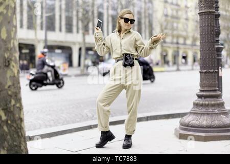 Moda Mujer en la calle durante la semana de la moda vestidos de