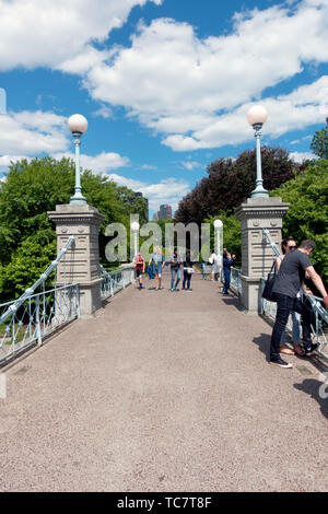 Puente sobre la laguna del Boston Public Garden Foto de stock