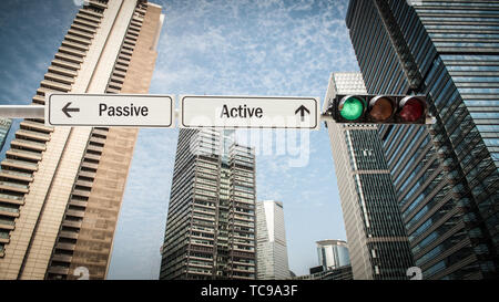 Calle signo la dirección camino a activo versus pasivo Foto de stock