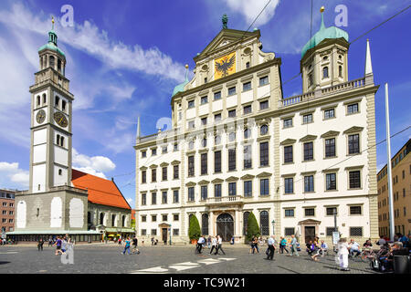 Vista de Perlachturm (Torre Perlach) y la plaza del Ayuntamiento (Rathausplatz) en Augsburg, Baviera, Alemania. Foto de stock