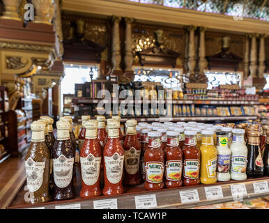 Condimentos en venta en gastronom Eliseevsky # tienda de comida, Tverskaya 14, Moscú, Rusia Foto de stock