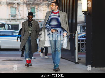 Milán, Italia - 22 de septiembre de 2018: Mujer con cuero negro bolso de  Dior, Gucci y Louis Vuitton correa cubierta smartphone antes de la  filosofía, el Fashion Show, Mi Fotografía de stock - Alamy