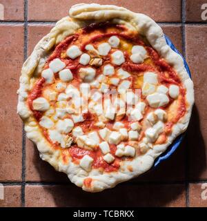 Pizza Margherita Casera En Napoles Segun La Tradicion La Pizza Fue Llamado Asi Por El Nombre De La Reina Margarita De Italia En 18 Fotografia De Stock Alamy