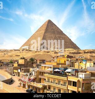 Ciudad de Giza en frente de la pirámide de Keops, en Egipto.