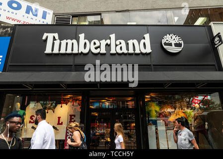 La de Nueva York, Estados Unidos - 31 de julio de 2018: Timberland shop, tienda especializada en botas, zapatos, ropa y accesorios, con gente de Manhattan, en Nueva Y Fotografía stock Alamy