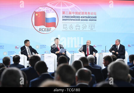 San Petersburgo, Rusia. El 7 de junio de 2019. El Presidente de China, Xi Jinping (2L) y su homólogo ruso Vladimir Putin (2R) asistir a un foro de negocios bilateral de energía en San Petersburgo, Rusia, 7 de junio de 2019. Crédito: Xie Huanchi/Xinhua/Alamy Live News Foto de stock