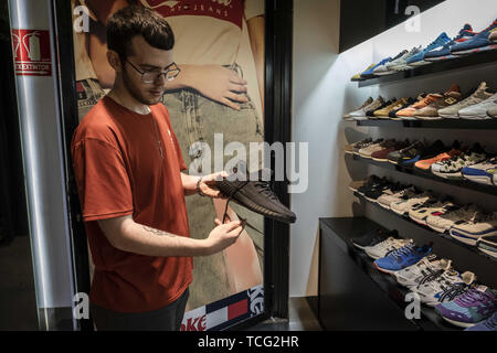 lema Grado Celsius Nabo Barcelona, Cataluña, España. El 7 de junio de 2019. Un vendedor muestra la  nueva Adidas Yeezy Boost 350 modelo de zapato en la tienda del  distribuidor.El fabricante alemán de calzado deportivo Adidas