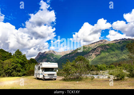 Motorhome en Argentina chilena Andes de montaña. Viaje familiar en vacaciones Autocaravana RV en Los Andes.