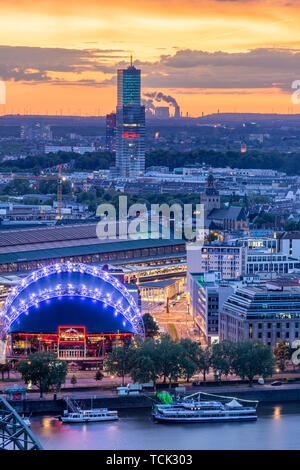 Colonia, Alemania - 12 de mayo: Vista aérea durante la puesta de sol sobre la ciudad de Colonia, Alemania, el 12 de mayo de 2019. Foto tomada desde el Triángulo torre con vistas a t