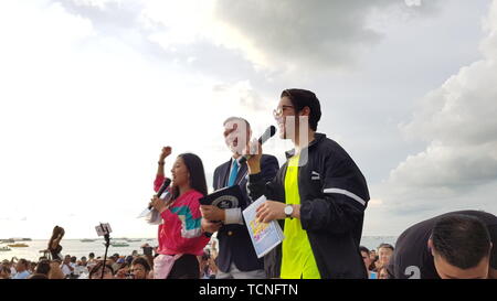 En Pattaya, Tailandia - Junio 8, 2019: el representante de Récord Guinness Mundial felicitó con una parte del corredor , participante del rendimiento mundial Lun Foto de stock