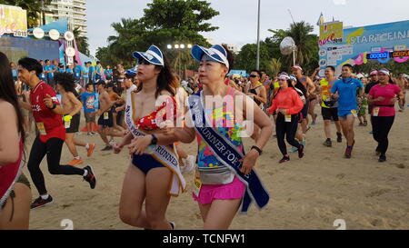 En Pattaya, Tailandia - Junio 8, 2019: una parte del corredor , participante de Pattaya Bikini Ejecutar 2019 en Pattaya, Tailandia el 8 de junio de 2019 Foto de stock