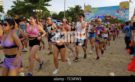 En Pattaya, Tailandia - Junio 8, 2019: una parte del corredor , participante de Pattaya Bikini Ejecutar 2019 en Pattaya, Tailandia el 8 de junio de 2019 Foto de stock