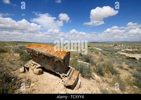 Kazajstán, Viejas lápidas en la necrópolis de Shopan Ata, provincia Mangystau Foto de stock