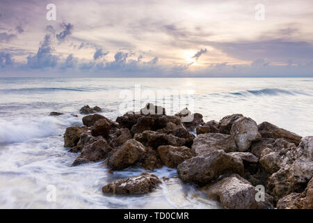 Rocas en Naples Beach al atardecer, Naples, Florida, EE.UU. Foto de stock