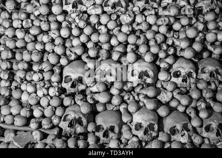 Cráneos y huesos humanos. Bóveda gótica. fosa común. La textura. Foto de stock