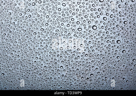 Fondo de gotas de agua sobre la superficie de metal pulido Foto de stock