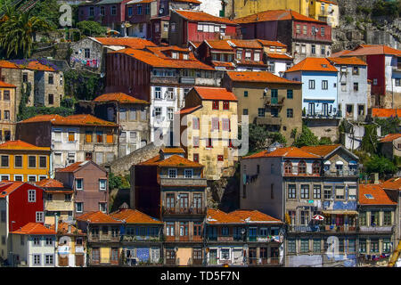 función Estoy orgulloso molino Coloridas casas de Porto Ribeira, tradicionales fachadas multicolores,  antiguas casas con techos de tejas rojas en el terraplén en la ciudad de  Oporto, Portugal Fotografía de stock - Alamy
