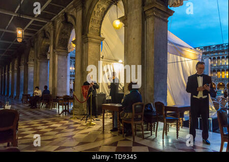 Músicos en el Caffè Florian, Plaza de San Marcos, San Marco, Venecia, al anochecer, Veneto, Italia Foto de stock