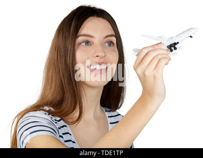 Mujer joven con avión de juguete. Viajes y transporte concepto Foto de stock
