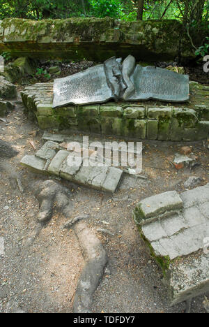 Monumento de piedra, de 20 de julio de trama en un sitio de la sala de información, donde Claus von Stauffenberg establezca una bomba, en Wolfsschanze (la Guarida del Lobo) en Gierloz, Polonia. Foto de stock