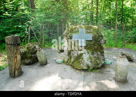 Monumento de piedra de los zapadores polacos en un sitio de la sala de información, donde Claus von Stauffenberg establezca una bomba, en Wolfsschanze (la Guarida del Lobo) en Gierloz, Polonia Foto de stock