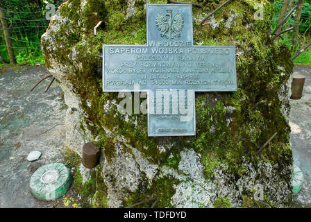 Monumento de piedra de los zapadores polacos en un sitio de la sala de información, donde Claus von Stauffenberg establezca una bomba, en Wolfsschanze (la Guarida del Lobo) en Gierloz, Polonia Foto de stock