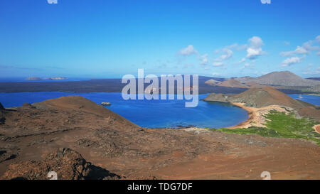 Por la mañana la vista de la Roca Pináculo en isla Bartolomé en la islas galalagos, ecuador