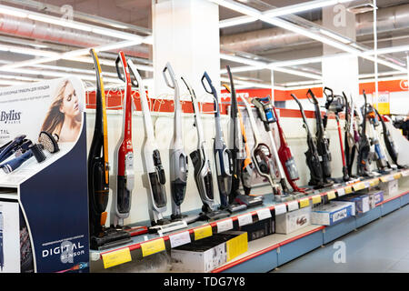 Región de Chelyabinsk, Rusia - Junio de 2019. Electrodomésticos m tienda de  vídeo. Estanterías con mercancías. Aspiradores domésticos. Aspirador con  tubo Fotografía de stock - Alamy