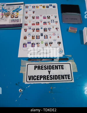 Quetzaltenango, Quetzaltenango, Guatemala. 16 de junio de 2019. Las urnas son dispuestos en una mesa electoral durante la primera vuelta de las elecciones presidenciales en Quetzaltenango en Guatemala, 16 de junio de 2019. Crédito: Hiroko Tanaka/Zuma alambre/Alamy Live News Foto de stock