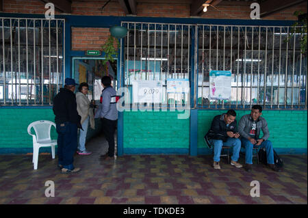 Quetzaltenango, Quetzaltenango, Guatemala. 16 de junio de 2019. Los votantes llegan a una mesa electoral durante la primera vuelta de las elecciones presidenciales en Quetzaltenango en Guatemala, 16 de junio de 2019. Crédito: Hiroko Tanaka/Zuma alambre/Alamy Live News Foto de stock