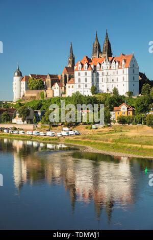 Vista sobre el río Elba a la Catedral y el castillo de Albrechtsburg, Meissen, Sajonia, Alemania Foto de stock