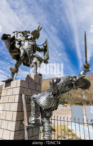 Estatua del Inca guerrero luchando contra un conquistador español en la ...