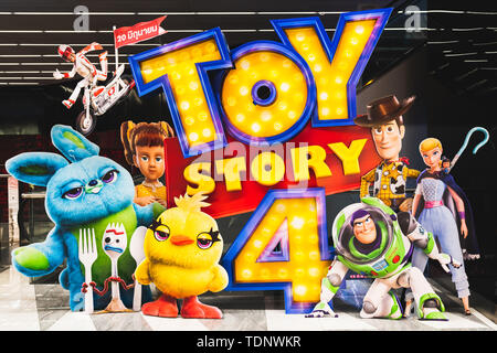Bangkok, Tailandia - Jun 17, 2019: Toy Story 4 película telón de fondo pantalla con personajes de dibujos animados en el cine. Anuncio publicitario de cine