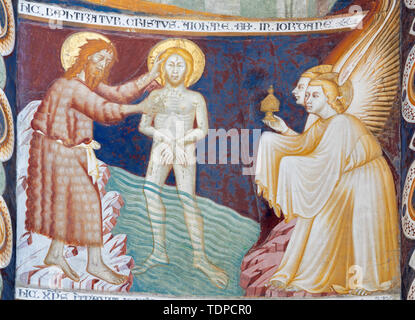 COMO, Italia - Mayo 9, 2015: El antiguo fresco de traicionar a Jesús con el beso de Judas en la iglesia Basílica de San Abbondio .