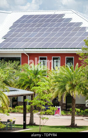 Babcock Ranch Florida, la comunidad planeada de maestros primera ciudad solar, energía renovable limpia, Founder's Square, paneles solares en el techo, FL190510024 Foto de stock