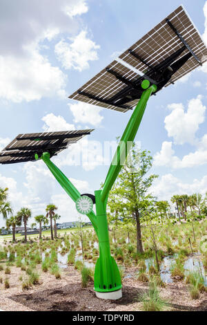 Babcock Ranch Florida, la comunidad planeada de maestros primera ciudad solar, energía renovable limpia, árbol de paneles solares, FL190510033 Foto de stock