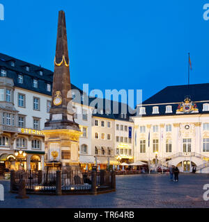 Fuente de mercado en la plaza del mercado y el antiguo ayuntamiento en la noche, en Alemania, en Renania del Norte-Westfalia, Bonn Foto de stock
