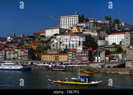Vistas sobre el río Duero en Oporto, Portugal, Porto Foto de stock