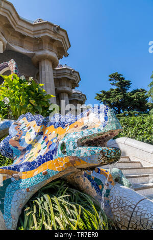Salamandra mosaico multicolor de Gaudí, el Parque Güell, Barcelona, Cataluña, España Foto de stock